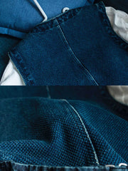 製品画像
剣道着風のデザインを取り入れた多ポケットワークベスト。植物藍染めで仕上げられ、日本武士文化を彷彿とさせるクラシックなスタイルが特徴。軽量なコットン素材を使用し、通勤やアウトドアに最適な正面図。
詳細画像
藍染めのディテールを特写した多ポケットワークベスト。牛角ボタンがアクセントとして使用され、レトロな雰囲気を演出。ポケット部分の縫製や植物藍染めの繊細な色合いが際立つ特写画像。