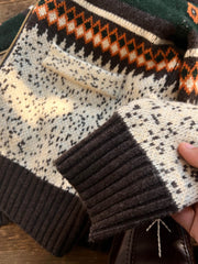 製品画像
ナバホ柄が特徴のオープンカラー(開襟)デザインのウール混紡カーディガン。民族幾何学模様が取り入れられたアメカジレトロスタイルで、秋冬のコーディネートに最適。厚手のウール混紡素材が保温性と快適さを提供する正面全体像。
詳細画像
ナバホ柄カーディガンのジッパーディテールとウール混紡素材の質感を特写。幾何学模様の編み込みデザインが民族風の魅力を強調し、耐久性と柔らかさを兼ね備えた生地の特徴を示すクローズアップ画像。