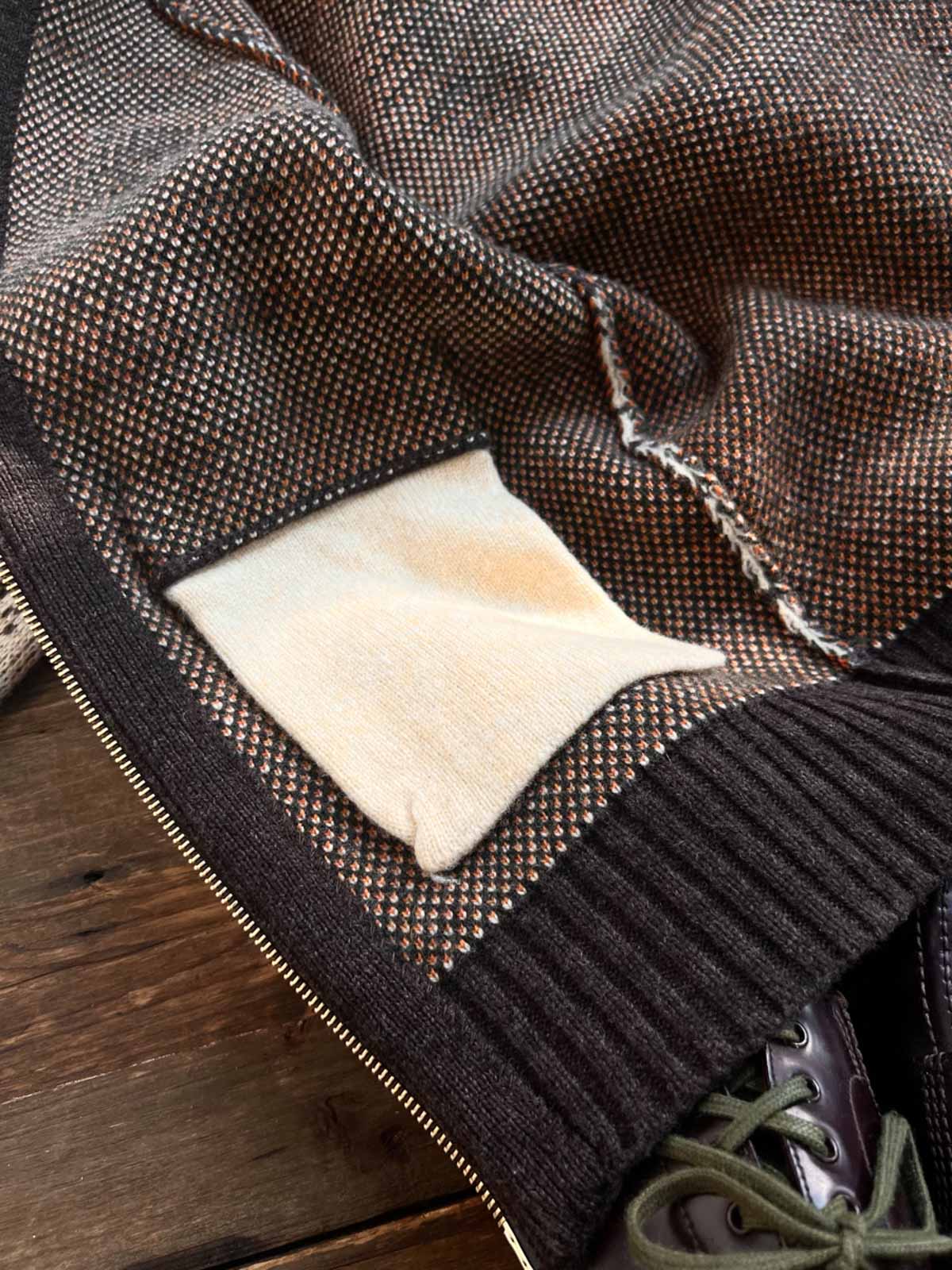 製品画像
ナバホ柄が特徴のオープンカラー(開襟)デザインのウール混紡カーディガン。民族幾何学模様が取り入れられたアメカジレトロスタイルで、秋冬のコーディネートに最適。厚手のウール混紡素材が保温性と快適さを提供する正面全体像。
詳細画像
ナバホ柄カーディガンのジッパーディテールとウール混紡素材の質感を特写。幾何学模様の編み込みデザインが民族風の魅力を強調し、耐久性と柔らかさを兼ね備えた生地の特徴を示すクローズアップ画像。