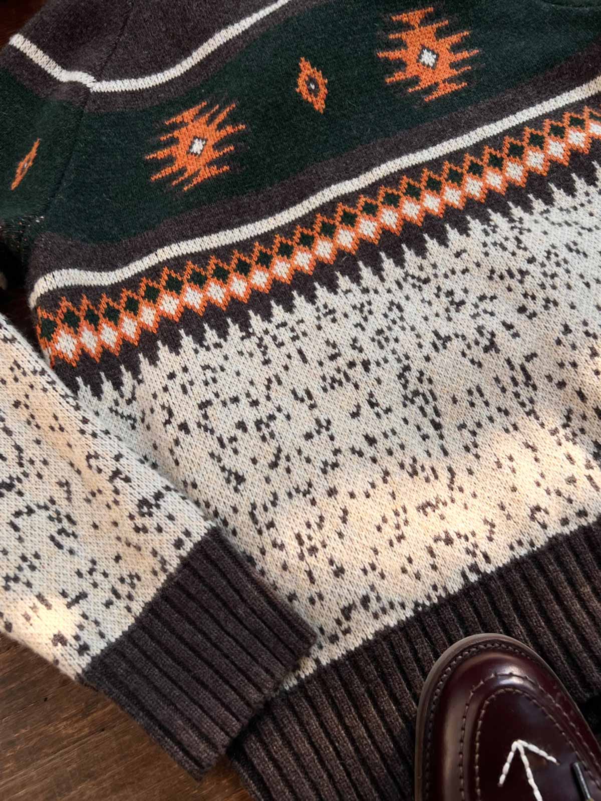 製品画像
ナバホ柄が特徴のオープンカラー(開襟)デザインのウール混紡カーディガン。民族幾何学模様が取り入れられたアメカジレトロスタイルで、秋冬のコーディネートに最適。厚手のウール混紡素材が保温性と快適さを提供する正面全体像。
詳細画像
ナバホ柄カーディガンのジッパーディテールとウール混紡素材の質感を特写。幾何学模様の編み込みデザインが民族風の魅力を強調し、耐久性と柔らかさを兼ね備えた生地の特徴を示すクローズアップ画像。