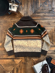 製品画像
ナバホ柄が特徴のオープンカラー(開襟)デザインのウール混紡カーディガン。民族幾何学模様が取り入れられたアメカジレトロスタイルで、秋冬のコーディネートに最適。厚手のウール混紡素材が保温性と快適さを提供する正面全体像。
詳細画像
ナバホ柄カーディガンのジッパーディテールとウール混紡素材の質感を特写。幾何学模様の編み込みデザインが民族風の魅力を強調し、耐久性と柔らかさを兼ね備えた生地の特徴を示すクローズアップ画像。