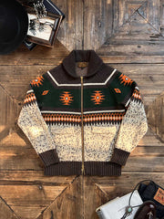 製品画像
ナバホ柄が特徴のオープンカラー(開襟)デザインのウール混紡カーディガン。民族幾何学模様が取り入れられたアメカジレトロスタイルで、秋冬のコーディネートに最適。厚手のウール混紡素材が保温性と快適さを提供する正面全体像。
詳細画像
ナバホ柄カーディガンのジッパーディテールとウール混紡素材の質感を特写。幾何学模様の編み込みデザインが民族風の魅力を強調し、耐久性と柔らかさを兼ね備えた生地の特徴を示すクローズアップ画像。