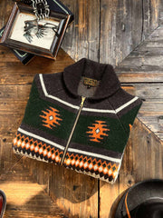 製品画像
ナバホ柄が特徴のオープンカラー(開襟)デザインのウール混紡カーディガン。民族幾何学模様が取り入れられたアメカジレトロスタイルで、秋冬のコーディネートに最適。厚手のウール混紡素材が保温性と快適さを提供する正面全体像。
詳細画像
ナバホ柄カーディガンのジッパーディテールとウール混紡素材の質感を特写。幾何学模様の編み込みデザインが民族風の魅力を強調し、耐久性と柔らかさを兼ね備えた生地の特徴を示すクローズアップ画像。