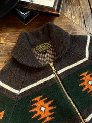 製品画像
ナバホ柄が特徴のオープンカラー(開襟)デザインのウール混紡カーディガン。民族幾何学模様が取り入れられたアメカジレトロスタイルで、秋冬のコーディネートに最適。厚手のウール混紡素材が保温性と快適さを提供する正面全体像。
詳細画像
ナバホ柄カーディガンのジッパーディテールとウール混紡素材の質感を特写。幾何学模様の編み込みデザインが民族風の魅力を強調し、耐久性と柔らかさを兼ね備えた生地の特徴を示すクローズアップ画像。