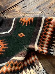 製品画像
ナバホ柄が特徴のオープンカラー(開襟)デザインのウール混紡カーディガン。民族幾何学模様が取り入れられたアメカジレトロスタイルで、秋冬のコーディネートに最適。厚手のウール混紡素材が保温性と快適さを提供する正面全体像。
詳細画像
ナバホ柄カーディガンのジッパーディテールとウール混紡素材の質感を特写。幾何学模様の編み込みデザインが民族風の魅力を強調し、耐久性と柔らかさを兼ね備えた生地の特徴を示すクローズアップ画像。