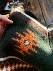 製品画像
ナバホ柄が特徴のオープンカラー(開襟)デザインのウール混紡カーディガン。民族幾何学模様が取り入れられたアメカジレトロスタイルで、秋冬のコーディネートに最適。厚手のウール混紡素材が保温性と快適さを提供する正面全体像。
詳細画像
ナバホ柄カーディガンのジッパーディテールとウール混紡素材の質感を特写。幾何学模様の編み込みデザインが民族風の魅力を強調し、耐久性と柔らかさを兼ね備えた生地の特徴を示すクローズアップ画像。