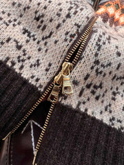 製品画像
ナバホ柄が特徴のオープンカラー(開襟)デザインのウール混紡カーディガン。民族幾何学模様が取り入れられたアメカジレトロスタイルで、秋冬のコーディネートに最適。厚手のウール混紡素材が保温性と快適さを提供する正面全体像。
詳細画像
ナバホ柄カーディガンのジッパーディテールとウール混紡素材の質感を特写。幾何学模様の編み込みデザインが民族風の魅力を強調し、耐久性と柔らかさを兼ね備えた生地の特徴を示すクローズアップ画像。