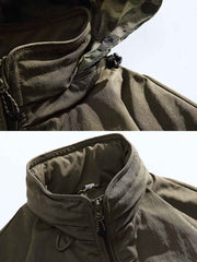 製品画像
アウトドア機能性 速乾 防風 撥水 フード付きジャケットの正面全体像。高密度ナイロンオックスフォードジャカード生地を使用し、三防(速乾、防風、撥水)性能を兼ね備えたデザイン。調整可能なフード付きで、都市からアウトドアまで幅広く活躍。
詳細画像
フード付きジャケットの水平に配置されたポケット部分を特写。フラップ付きポケットの内部には隠しマグネットボタンが内蔵されており、安全性と収納性を向上。高密度ナイロン素材の撥水加工とディテールが際立つ特写画像。