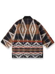 製品画像
インディアン柄とレトロデザインが特徴のはんてん。アメリカ西部開拓時代のスタイルと伝統的なインディアンのトーテムデザインを融合した、ヴィンテージ感漂うコットンウール混紡素材の全体展示。
詳細画像
はんてんのフロントに使用された剣道刺し子生地のディテール特写。繊細な職人技術が際立つデザインと、酵素ウォッシュ加工によるヴィンテージ感が融合した素材感のクローズアップ。