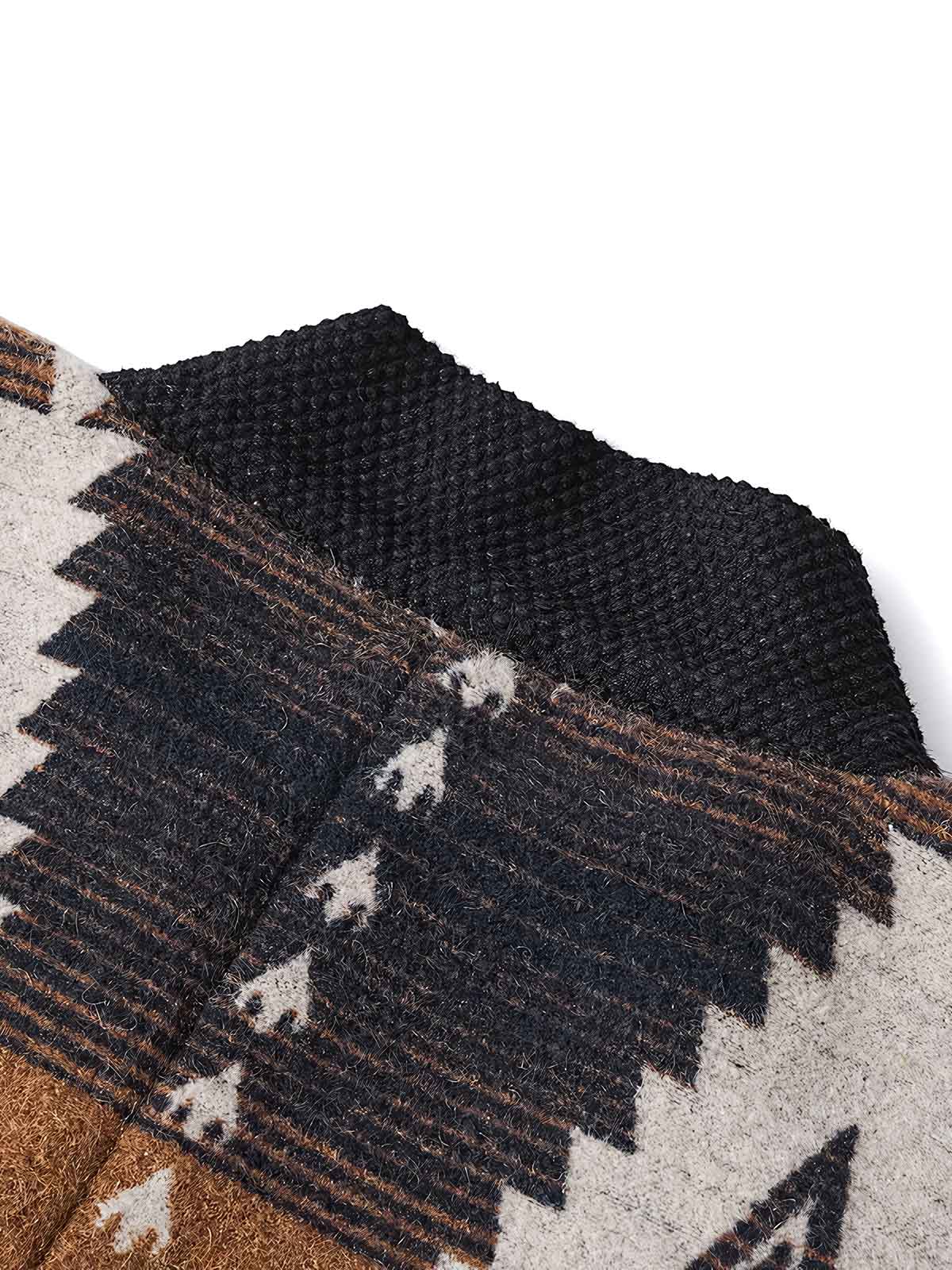 製品画像
インディアン柄とレトロデザインが特徴のはんてん。アメリカ西部開拓時代のスタイルと伝統的なインディアンのトーテムデザインを融合した、ヴィンテージ感漂うコットンウール混紡素材の全体展示。
詳細画像
はんてんのフロントに使用された剣道刺し子生地のディテール特写。繊細な職人技術が際立つデザインと、酵素ウォッシュ加工によるヴィンテージ感が融合した素材感のクローズアップ。