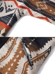 製品画像
インディアン柄とレトロデザインが特徴のはんてん。アメリカ西部開拓時代のスタイルと伝統的なインディアンのトーテムデザインを融合した、ヴィンテージ感漂うコットンウール混紡素材の全体展示。
詳細画像
はんてんのフロントに使用された剣道刺し子生地のディテール特写。繊細な職人技術が際立つデザインと、酵素ウォッシュ加工によるヴィンテージ感が融合した素材感のクローズアップ。