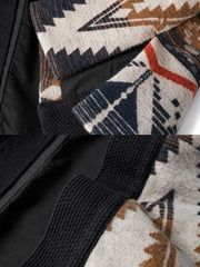 製品画像
インディアン柄とレトロデザインが特徴のはんてん。アメリカ西部開拓時代のスタイルと伝統的なインディアンのトーテムデザインを融合した、ヴィンテージ感漂うコットンウール混紡素材の全体展示。
詳細画像
はんてんのフロントに使用された剣道刺し子生地のディテール特写。繊細な職人技術が際立つデザインと、酵素ウォッシュ加工によるヴィンテージ感が融合した素材感のクローズアップ。