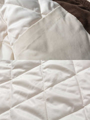 製品画像
コーデュロイ襟付き多ポケットハンティングスタイル中綿ジャケットの全体展示。19世紀ヨーロッパのハンティングウェアからインスパイアされたデザインで、防風性と保温性を備えた冬の必須アイテム。
詳細画像
コーデュロイ素材の襟と広いポケットのディテール特写。レトロなハンティングデザインを彷彿とさせる特徴的なディテールと、防寒性を高めた軽量中綿素材の質感が際立つクローズアップ画像。