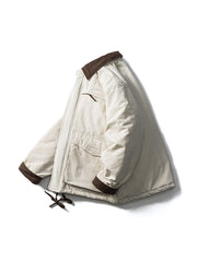 製品画像
コーデュロイ襟付き多ポケットハンティングスタイル中綿ジャケットの全体展示。19世紀ヨーロッパのハンティングウェアからインスパイアされたデザインで、防風性と保温性を備えた冬の必須アイテム。
詳細画像
コーデュロイ素材の襟と広いポケットのディテール特写。レトロなハンティングデザインを彷彿とさせる特徴的なディテールと、防寒性を高めた軽量中綿素材の質感が際立つクローズアップ画像。