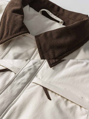 製品画像
コーデュロイ襟付き多ポケットハンティングスタイル中綿ジャケットの全体展示。19世紀ヨーロッパのハンティングウェアからインスパイアされたデザインで、防風性と保温性を備えた冬の必須アイテム。
詳細画像
コーデュロイ素材の襟と広いポケットのディテール特写。レトロなハンティングデザインを彷彿とさせる特徴的なディテールと、防寒性を高めた軽量中綿素材の質感が際立つクローズアップ画像。