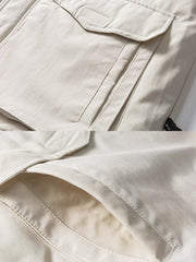 製品画像
コーデュロイ襟付き多ポケットハンティングスタイル中綿ジャケットの全体展示。19世紀ヨーロッパのハンティングウェアからインスパイアされたデザインで、防風性と保温性を備えた冬の必須アイテム。
詳細画像
コーデュロイ素材の襟と広いポケットのディテール特写。レトロなハンティングデザインを彷彿とさせる特徴的なディテールと、防寒性を高めた軽量中綿素材の質感が際立つクローズアップ画像。