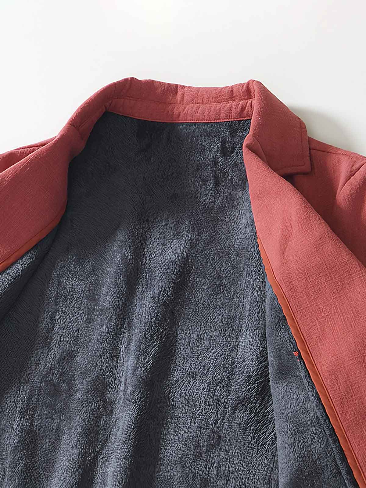 製品画像: 厚手裏起毛ラミーカジュアルブレザー全体イメージ画像。6色展開で、クラシックな2つボタンとノッチドラペルのデザインが特徴。冬のカジュアルコーデやビジネスシーンにぴったり。
詳細画像: ノッチドラペルと丁寧なパイピング仕様の裏地をクローズアップした画像。厚手のラミー素材と裏起毛デザインで高い保温性を実現。