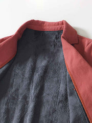 製品画像: 厚手裏起毛ラミーカジュアルブレザー全体イメージ画像。6色展開で、クラシックな2つボタンとノッチドラペルのデザインが特徴。冬のカジュアルコーデやビジネスシーンにぴったり。
詳細画像: ノッチドラペルと丁寧なパイピング仕様の裏地をクローズアップした画像。厚手のラミー素材と裏起毛デザインで高い保温性を実現。