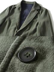 製品画像: 厚手裏起毛ラミーカジュアルブレザー全体イメージ画像。6色展開で、クラシックな2つボタンとノッチドラペルのデザインが特徴。冬のカジュアルコーデやビジネスシーンにぴったり。
詳細画像: ノッチドラペルと丁寧なパイピング仕様の裏地をクローズアップした画像。厚手のラミー素材と裏起毛デザインで高い保温性を実現。