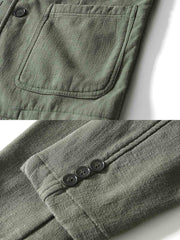 製品画像: 厚手裏起毛ラミーカジュアルブレザー全体イメージ画像。6色展開で、クラシックな2つボタンとノッチドラペルのデザインが特徴。冬のカジュアルコーデやビジネスシーンにぴったり。
詳細画像: ノッチドラペルと丁寧なパイピング仕様の裏地をクローズアップした画像。厚手のラミー素材と裏起毛デザインで高い保温性を実現。