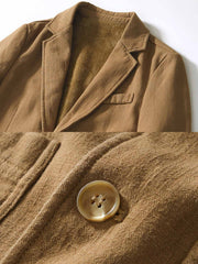 製品画像: 厚手裏起毛ラミーカジュアルブレザー全体イメージ画像。6色展開で、クラシックな2つボタンとノッチドラペルのデザインが特徴。冬のカジュアルコーデやビジネスシーンにぴったり。
詳細画像: ノッチドラペルと丁寧なパイピング仕様の裏地をクローズアップした画像。厚手のラミー素材と裏起毛デザインで高い保温性を実現。