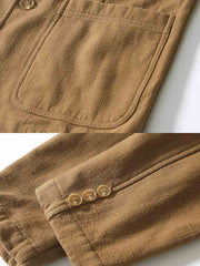 製品画像: 厚手裏起毛ラミーカジュアルブレザー全体イメージ画像。6色展開で、クラシックな2つボタンとノッチドラペルのデザインが特徴。冬のカジュアルコーデやビジネスシーンにぴったり。
詳細画像: ノッチドラペルと丁寧なパイピング仕様の裏地をクローズアップした画像。厚手のラミー素材と裏起毛デザインで高い保温性を実現。