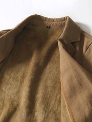 製品画像: 厚手裏起毛ラミーカジュアルブレザー全体イメージ画像。6色展開で、クラシックな2つボタンとノッチドラペルのデザインが特徴。冬のカジュアルコーデやビジネスシーンにぴったり。
詳細画像: ノッチドラペルと丁寧なパイピング仕様の裏地をクローズアップした画像。厚手のラミー素材と裏起毛デザインで高い保温性を実現。