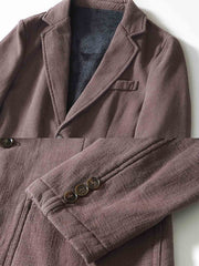 製品画像: 厚手裏起毛ラミーカジュアルブレザー全体イメージ画像。6色展開で、クラシックな2つボタンとノッチドラペルのデザインが特徴。冬のカジュアルコーデやビジネスシーンにぴったり。
詳細画像: ノッチドラペルと丁寧なパイピング仕様の裏地をクローズアップした画像。厚手のラミー素材と裏起毛デザインで高い保温性を実現。