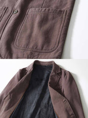 製品画像: 厚手裏起毛ラミーカジュアルブレザー全体イメージ画像。6色展開で、クラシックな2つボタンとノッチドラペルのデザインが特徴。冬のカジュアルコーデやビジネスシーンにぴったり。
詳細画像: ノッチドラペルと丁寧なパイピング仕様の裏地をクローズアップした画像。厚手のラミー素材と裏起毛デザインで高い保温性を実現。