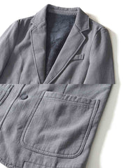 製品画像: 厚手裏起毛ラミーカジュアルブレザー全体イメージ画像。6色展開で、クラシックな2つボタンとノッチドラペルのデザインが特徴。冬のカジュアルコーデやビジネスシーンにぴったり。
詳細画像: ノッチドラペルと丁寧なパイピング仕様の裏地をクローズアップした画像。厚手のラミー素材と裏起毛デザインで高い保温性を実現。