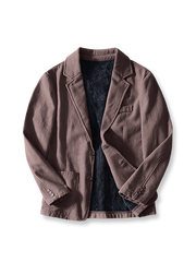 製品画像: 厚手裏起毛ラミーカジュアルブレザー全体イメージ画像。6色展開で、クラシックな2つボタンとノッチドラペルのデザインが特徴。冬のカジュアルコーデやビジネスシーンにぴったり。
詳細画像: ノッチドラペルと丁寧なパイピング仕様の裏地をクローズアップした画像。厚手のラミー素材と裏起毛デザインで高い保温性を実現。