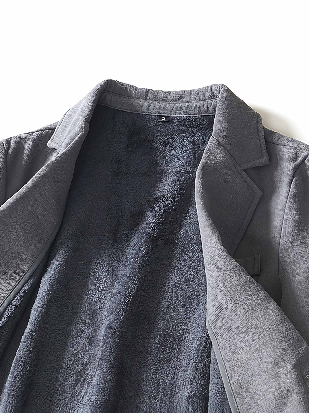 製品画像: 厚手裏起毛ラミーカジュアルブレザー全体イメージ画像。6色展開で、クラシックな2つボタンとノッチドラペルのデザインが特徴。冬のカジュアルコーデやビジネスシーンにぴったり。
詳細画像: ノッチドラペルと丁寧なパイピング仕様の裏地をクローズアップした画像。厚手のラミー素材と裏起毛デザインで高い保温性を実現。