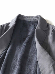 製品画像: 厚手裏起毛ラミーカジュアルブレザー全体イメージ画像。6色展開で、クラシックな2つボタンとノッチドラペルのデザインが特徴。冬のカジュアルコーデやビジネスシーンにぴったり。
詳細画像: ノッチドラペルと丁寧なパイピング仕様の裏地をクローズアップした画像。厚手のラミー素材と裏起毛デザインで高い保温性を実現。