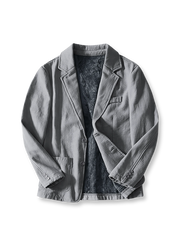 製品画像: 厚手裏起毛ラミーカジュアルブレザー全体イメージ画像。6色展開で、クラシックな2つボタンとノッチドラペルのデザインが特徴。冬のカジュアルコーデやビジネスシーンにぴったり。
詳細画像: ノッチドラペルと丁寧なパイピング仕様の裏地をクローズアップした画像。厚手のラミー素材と裏起毛デザインで高い保温性を実現。