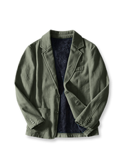 製品画像: 厚手裏起毛ラミーカジュアルブレザー全体イメージ画像。6色展開で、クラシックな2つボタンとノッチドラペルのデザインが特徴。冬のカジュアルコーデやビジネスシーンにぴったり。
詳細画像: ノッチドラペルと丁寧なパイピング仕様の裏地をクローズアップした画像。厚手のラミー素材と裏起毛デザインで高い保温性を実現。