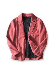 製品画像: 厚手裏起毛ラミーカジュアルブレザー全体イメージ画像。6色展開で、クラシックな2つボタンとノッチドラペルのデザインが特徴。冬のカジュアルコーデやビジネスシーンにぴったり。
詳細画像: ノッチドラペルと丁寧なパイピング仕様の裏地をクローズアップした画像。厚手のラミー素材と裏起毛デザインで高い保温性を実現。