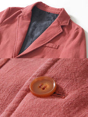 製品画像: 厚手裏起毛ラミーカジュアルブレザー全体イメージ画像。6色展開で、クラシックな2つボタンとノッチドラペルのデザインが特徴。冬のカジュアルコーデやビジネスシーンにぴったり。
詳細画像: ノッチドラペルと丁寧なパイピング仕様の裏地をクローズアップした画像。厚手のラミー素材と裏起毛デザインで高い保温性を実現。