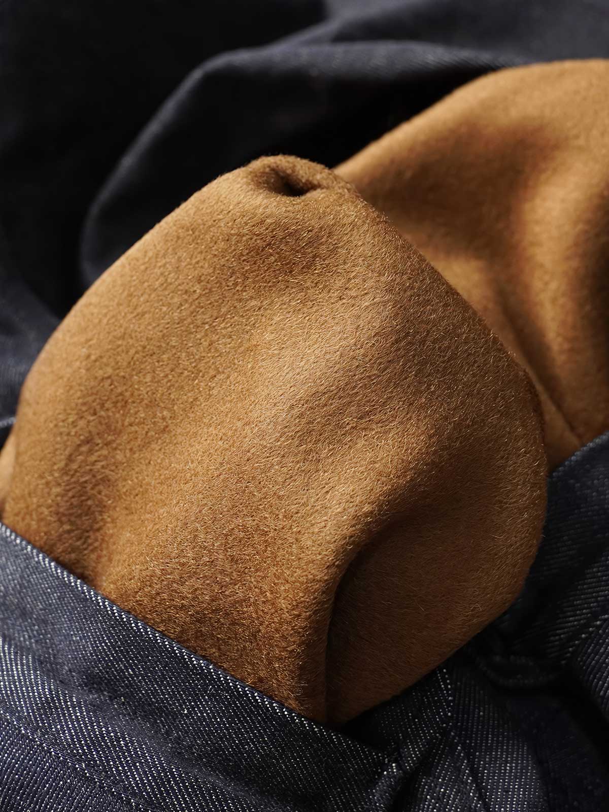 製品画像: デニムバージョンのM51フィッシュテールコート全体イメージ画像。特注のデニム素材で再現されたヴィンテージミリタリースタイルが特徴的。シルバーカラージッパーやブルー樹脂ボタンなど、細部までこだわったデザインが魅力。
詳細画像: YKK製スナップボタンと特注シルバーカラージッパー、ブルー樹脂ボタンのディテールをクローズアップした画像。ヴィンテージ感を引き立てる丁寧なディテールが際立つ。