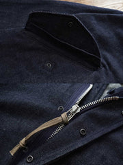 製品画像: デニムバージョンのM51フィッシュテールコート全体イメージ画像。特注のデニム素材で再現されたヴィンテージミリタリースタイルが特徴的。シルバーカラージッパーやブルー樹脂ボタンなど、細部までこだわったデザインが魅力。
詳細画像: YKK製スナップボタンと特注シルバーカラージッパー、ブルー樹脂ボタンのディテールをクローズアップした画像。ヴィンテージ感を引き立てる丁寧なディテールが際立つ。