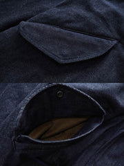 製品画像: デニムバージョンのM51フィッシュテールコート全体イメージ画像。特注のデニム素材で再現されたヴィンテージミリタリースタイルが特徴的。シルバーカラージッパーやブルー樹脂ボタンなど、細部までこだわったデザインが魅力。
詳細画像: YKK製スナップボタンと特注シルバーカラージッパー、ブルー樹脂ボタンのディテールをクローズアップした画像。ヴィンテージ感を引き立てる丁寧なディテールが際立つ。