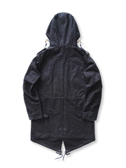 製品画像: デニムバージョンのM51フィッシュテールコート全体イメージ画像。特注のデニム素材で再現されたヴィンテージミリタリースタイルが特徴的。シルバーカラージッパーやブルー樹脂ボタンなど、細部までこだわったデザインが魅力。
詳細画像: YKK製スナップボタンと特注シルバーカラージッパー、ブルー樹脂ボタンのディテールをクローズアップした画像。ヴィンテージ感を引き立てる丁寧なディテールが際立つ。