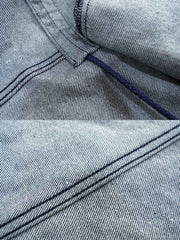 製品画像: デニムバージョンのM51フィッシュテールコート全体イメージ画像。特注のデニム素材で再現されたヴィンテージミリタリースタイルが特徴的。シルバーカラージッパーやブルー樹脂ボタンなど、細部までこだわったデザインが魅力。
詳細画像: YKK製スナップボタンと特注シルバーカラージッパー、ブルー樹脂ボタンのディテールをクローズアップした画像。ヴィンテージ感を引き立てる丁寧なディテールが際立つ。