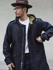 詳細画像: YKK製スナップボタンと特注シルバーカラージッパー、ブルー樹脂ボタンのディテールをクローズアップした画像。ヴィンテージ感を引き立てる丁寧なディテールが際立つ。
モデル画像: モデルがデニムバージョンのM51フィッシュテールコートを着用し、カーゴパンツとスニーカーを合わせたヴィンテージミリタリースタイルのコーディネート画像。軽やかさと保温性を両立した冬のデイリースタイルを提案。