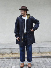 詳細画像: YKK製スナップボタンと特注シルバーカラージッパー、ブルー樹脂ボタンのディテールをクローズアップした画像。ヴィンテージ感を引き立てる丁寧なディテールが際立つ。
モデル画像: モデルがデニムバージョンのM51フィッシュテールコートを着用し、カーゴパンツとスニーカーを合わせたヴィンテージミリタリースタイルのコーディネート画像。軽やかさと保温性を両立した冬のデイリースタイルを提案。