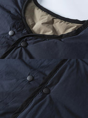 製品画像: リバーシブル撥水・撥油・防汚軽量ダウンジャケットの全体イメージ画像。ホワイトダックダウン90%を使用した中綿と、特別なテフロンコーティングを施した外層が特徴的。グレーベージュとネイビーの両面デザインで、アウトドアから日常コーデまで幅広く活用可能。
詳細画像: 撥水・撥油・防汚加工が施された外層と、軽量ホワイトダックダウン中綿をクローズアップしたディテール画像。耐久性と保温性を兼ね備えた素材が際立つ。