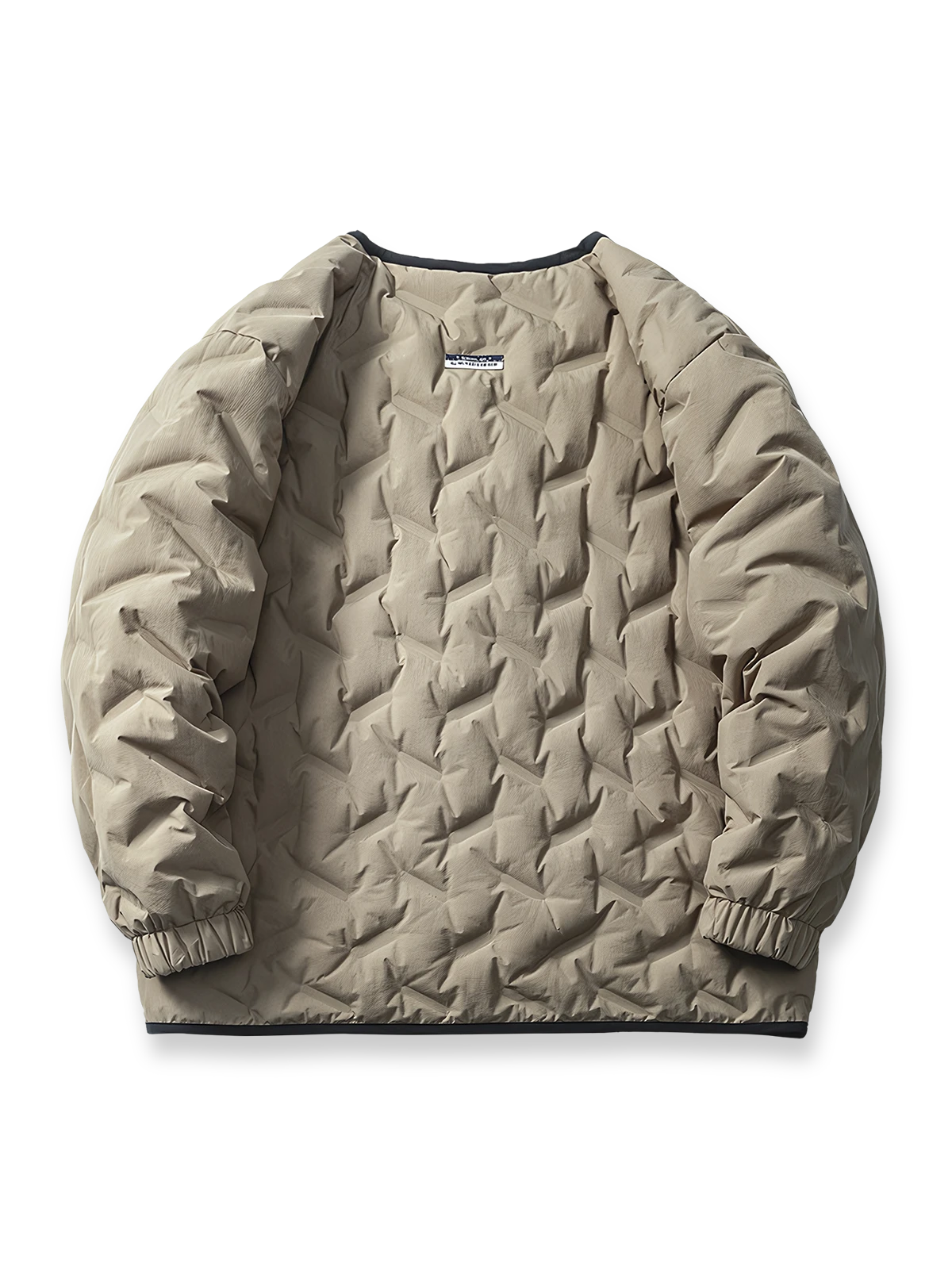 製品画像: リバーシブル撥水・撥油・防汚軽量ダウンジャケットの全体イメージ画像。ホワイトダックダウン90%を使用した中綿と、特別なテフロンコーティングを施した外層が特徴的。グレーベージュとネイビーの両面デザインで、アウトドアから日常コーデまで幅広く活用可能。
詳細画像: 撥水・撥油・防汚加工が施された外層と、軽量ホワイトダックダウン中綿をクローズアップしたディテール画像。耐久性と保温性を兼ね備えた素材が際立つ。