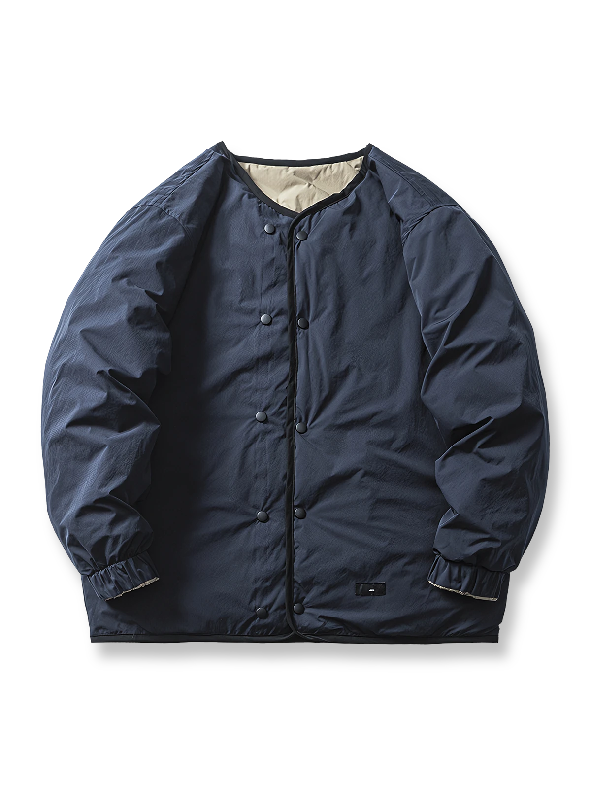 製品画像: リバーシブル撥水・撥油・防汚軽量ダウンジャケットの全体イメージ画像。ホワイトダックダウン90%を使用した中綿と、特別なテフロンコーティングを施した外層が特徴的。グレーベージュとネイビーの両面デザインで、アウトドアから日常コーデまで幅広く活用可能。
詳細画像: 撥水・撥油・防汚加工が施された外層と、軽量ホワイトダックダウン中綿をクローズアップしたディテール画像。耐久性と保温性を兼ね備えた素材が際立つ。