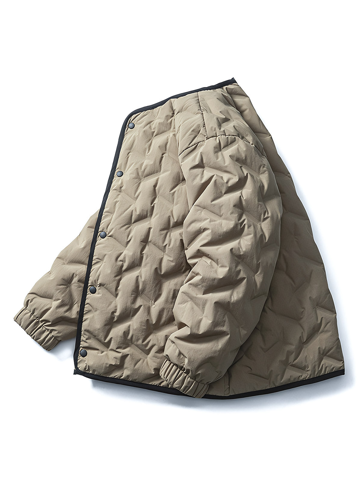 製品画像: リバーシブル撥水・撥油・防汚軽量ダウンジャケットの全体イメージ画像。ホワイトダックダウン90%を使用した中綿と、特別なテフロンコーティングを施した外層が特徴的。グレーベージュとネイビーの両面デザインで、アウトドアから日常コーデまで幅広く活用可能。
詳細画像: 撥水・撥油・防汚加工が施された外層と、軽量ホワイトダックダウン中綿をクローズアップしたディテール画像。耐久性と保温性を兼ね備えた素材が際立つ。