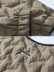 製品画像: リバーシブル撥水・撥油・防汚軽量ダウンジャケットの全体イメージ画像。ホワイトダックダウン90%を使用した中綿と、特別なテフロンコーティングを施した外層が特徴的。グレーベージュとネイビーの両面デザインで、アウトドアから日常コーデまで幅広く活用可能。
詳細画像: 撥水・撥油・防汚加工が施された外層と、軽量ホワイトダックダウン中綿をクローズアップしたディテール画像。耐久性と保温性を兼ね備えた素材が際立つ。