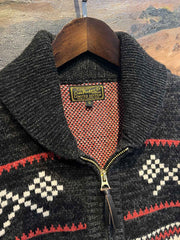 製品画像: ヴィンテージバイカージャカードウールカーディガン全体イメージ画像。バイクモチーフのジャカード織りと赤・黒・白のクラシックな配色が特徴で、自由とヴィンテージ感を象徴するデザイン。秋冬の重ね着スタイルに最適。
詳細画像: ジャカード織りで描かれたバイクモチーフと、クラシックなダブルジップディテールをクローズアップした画像。暖かいウール素材と細部へのこだわりが際立つ。